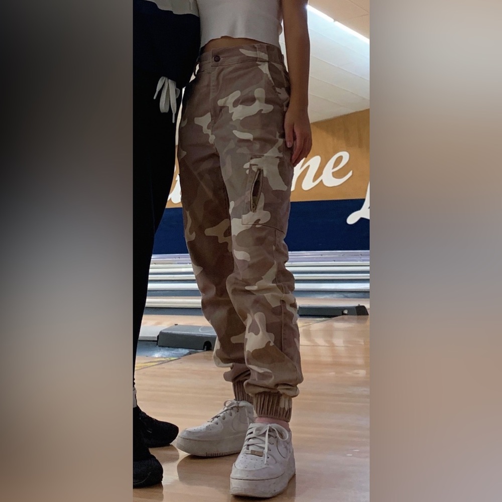 hollister beige camo cargo pants